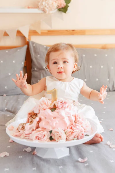 白いドレスの彼女の最初の誕生日を祝ってのかわいい愛らしい白人金髪の赤ちゃんの女の子の肖像画 ホーム屋内ケーキ スマッシュ最初年のコンセプト — ストック写真
