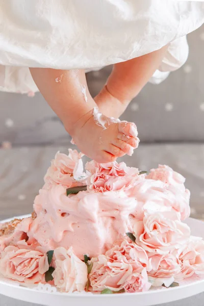 Gambar Close Shot Dari Kaki Bayi Perempuan Menginjak Kue Selama — Stok Foto