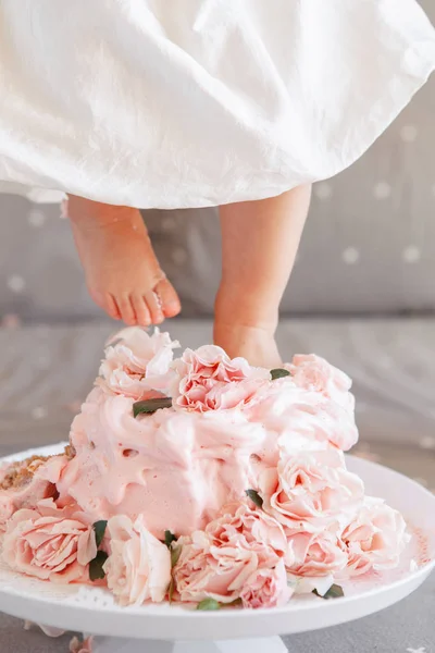 Gambar Close Shot Dari Kaki Bayi Perempuan Menginjak Kue Selama — Stok Foto
