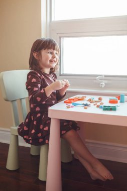 Hamuru playdough kapalı evde oynamak sevimli beyaz beyaz iskambil kız portresi. Erken yaratıcılık beyin geliştirme kavramı. Çocuk aktivite. İnce motor becerileri.