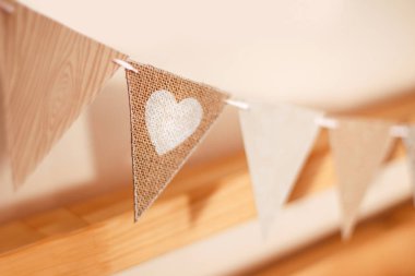 Dekorasyon doğum günü kutlaması için oda. Yumuşak ihale hafif pembe Gül kalpler partisi için raf ve üçgen bayraklarıyla üzerinde makro closeup