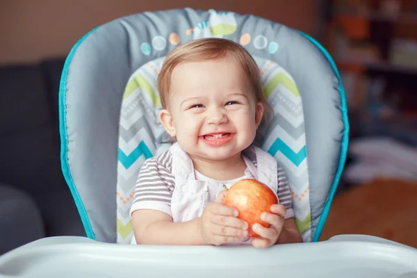 Porträtt Söt Bedårande Leende Skrattande Kaukasiska Barn Kid Flicka Sitter — Stockfoto