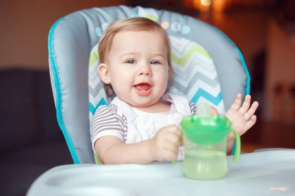 Ritratto Graziosa Adorabile Bambina Caucasica Seduta Seggiolone Acqua Potabile Coppa — Foto Stock