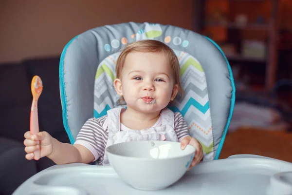 Retrato Linda Menina Criança Branca Adorável Sentada Cadeira Alta Comendo — Fotografia de Stock