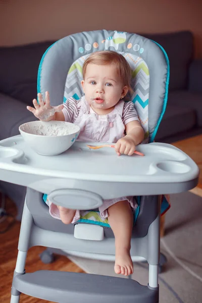 Retrato Linda Menina Criança Branca Adorável Sentada Cadeira Alta Comendo — Fotografia de Stock