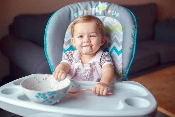 Портрет Милой Белой Белой Девочки Сидящей Кресле Поедающей Хлопья Ложкой — стоковое фото