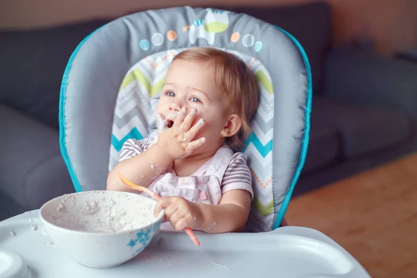 Retrato Niña Linda Adorable Niño Caucásico Sentado Silla Alta Comer — Foto de Stock