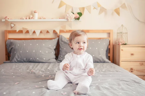 Portrett Søt Bedårende Hvit Lyshåret Jente Hvit Onesie Sittende Sengen – stockfoto