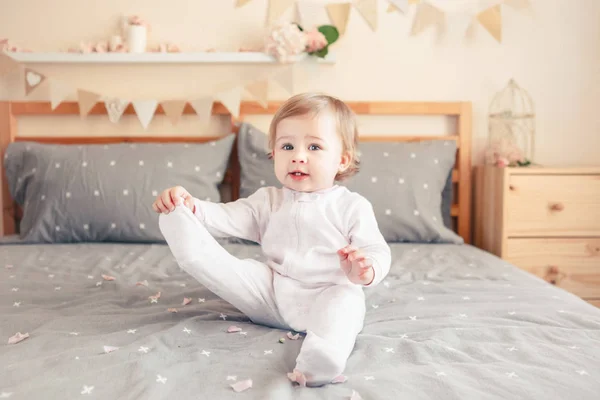 Portrett Søt Bedårende Hvit Lyshåret Jente Hvit Onesie Sittende Sengen – stockfoto