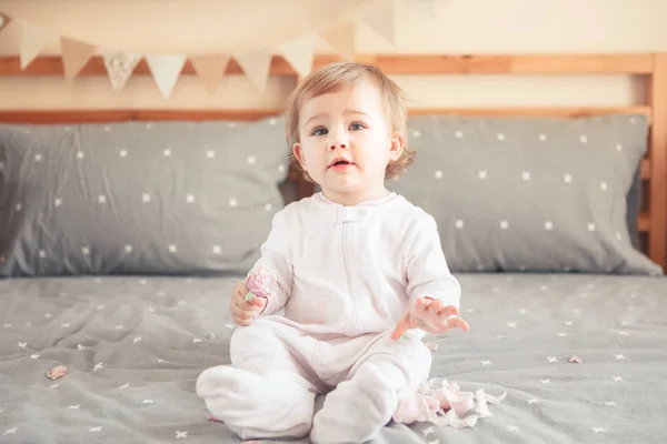 Sevimli Sevimli Beyaz Sarışın Gülümseyen Bebek Kız Yatakta Yatak Odasında — Stok fotoğraf