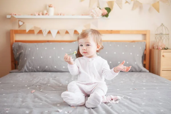 Ritratto Graziosa Adorabile Bionda Caucasica Sorridente Bambina Tutina Bianca Seduta — Foto Stock