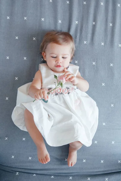 Potret Lucu Manis Tersenyum Pirang Caucasian Bayi Perempuan Satu Tahun — Stok Foto