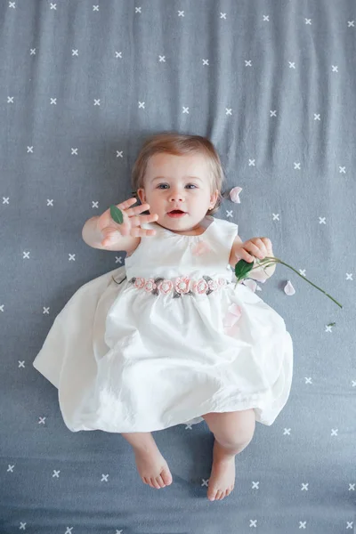 Potret Lucu Manis Tersenyum Pirang Caucasian Bayi Perempuan Satu Tahun — Stok Foto