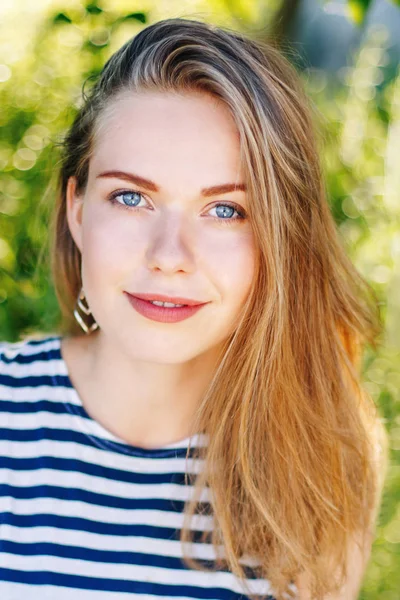 Mooie Lachende Witte Kaukasische Meisje Vrouw Met Lang Blond Haar — Stockfoto