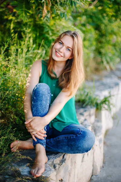 Hermosa Sonriente Mujer Blanca Chica Caucásica Con Pelo Largo Rubio — Foto de Stock