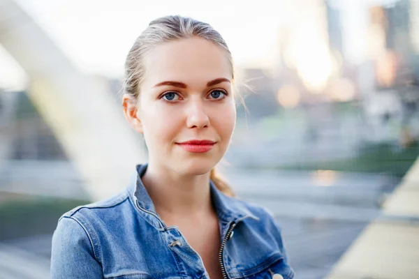 Nahaufnahme Porträt Der Schönen Nachdenklichen Blonden Weißen Kaukasischen Mädchen Frau — Stockfoto