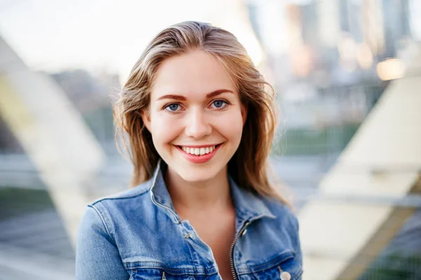 Nahaufnahme Porträt Der Schönen Lächelnden Blonden Weißen Kaukasischen Mädchen Frau — Stockfoto