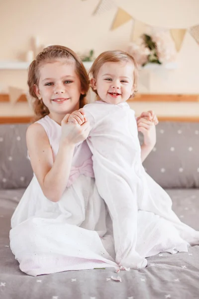 Retrato Bonito Menina Branca Branca Adorável Segurando Bebê Irmãzinha Voltas — Fotografia de Stock