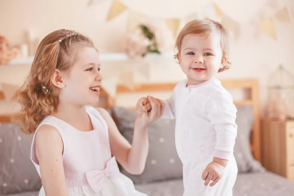 Dos Lindo Adorable Blanco Caucásico Niñas Hermanas Sonriendo Niños Sentados — Foto de Stock