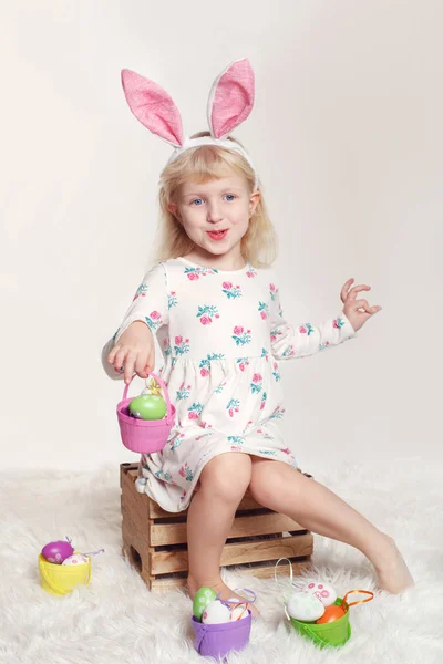 Anak Perempuan Kaukasia Yang Menggemaskan Mengenakan Telinga Kelinci Paskah Duduk — Stok Foto