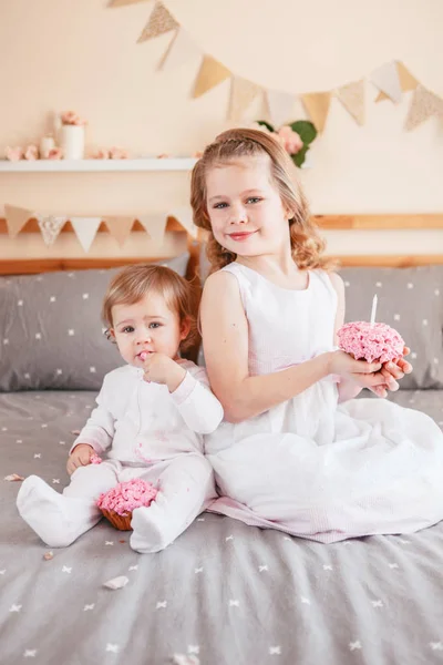 Δύο Χαριτωμένο Αξιολάτρευτο Λευκό Καυκάσιος Girsl Εκμετάλλευση Ροζ Cupcakes Γενέθλια — Φωτογραφία Αρχείου