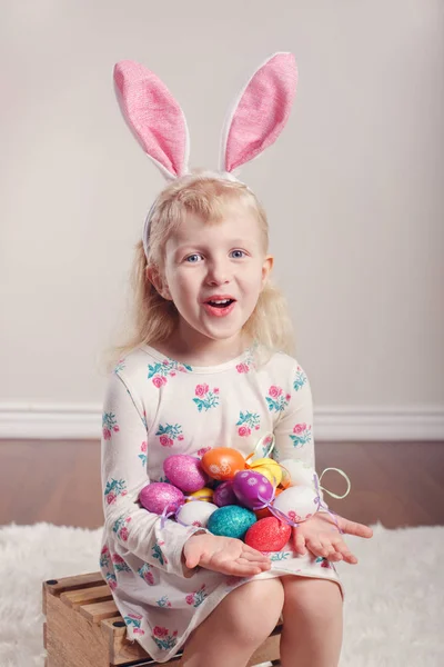 Gadis Imut Kaukasia Mengenakan Kelinci Paskah Telinga Duduk Kotak Kayu — Stok Foto