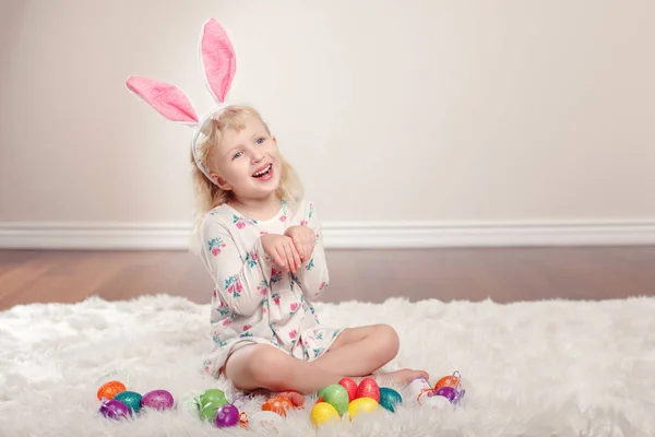 Lucu Lucu Lucu Kaukasia Anak Gadis Mengenakan Kelinci Paskah Telinga — Stok Foto