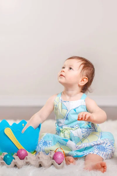 Leuk Schattig Kaukasische Babymeisje Blauwe Jurk Zitten Witte Zachte Pluizige — Stockfoto