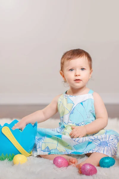 Mignon Adorable Fille Blanche Bébé Caucasien Robe Bleue Assis Sur — Photo