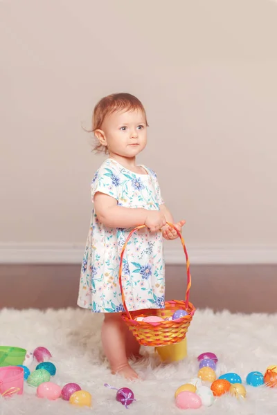 Bayi Perempuan Kaukasia Yang Menggemaskan Yang Berpakaian Putih Merayakan Liburan — Stok Foto