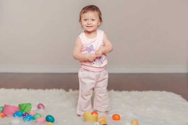 Leuk Schattig Kaukasische Babymeisje Roze Shirt Broek Traditionele Christelijke Paasvakantie — Stockfoto