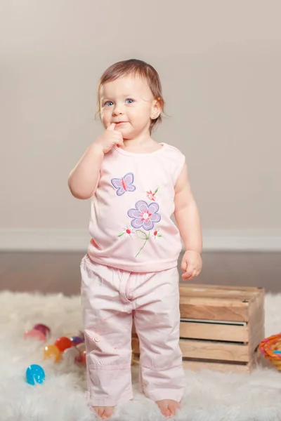 Süße Entzückende Kaukasische Baby Mädchen Rosa Hemd Und Hose Feiern — Stockfoto