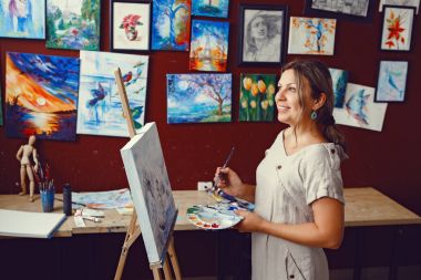 Genç güzel orta yaş beyaz beyaz kadın sanatçı sanat Studio akrilik boya ile resim çizim tuvali üzerinde portresi. Yaşam tarzı etkinlik hobi kavramı