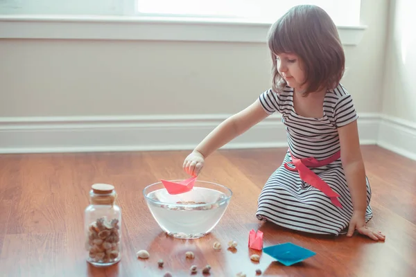 Retrato Menina Pré Escolar Branca Bonito Branco Brincando Com Navios — Fotografia de Stock