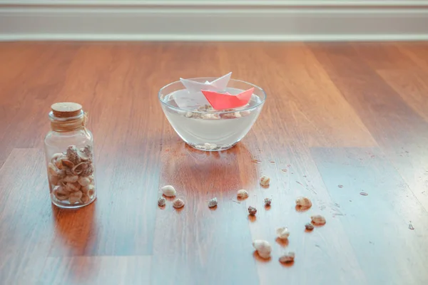 Still Life Sammansättningen Glasskål Med Vatten Och Två Papper Utformad — Stockfoto