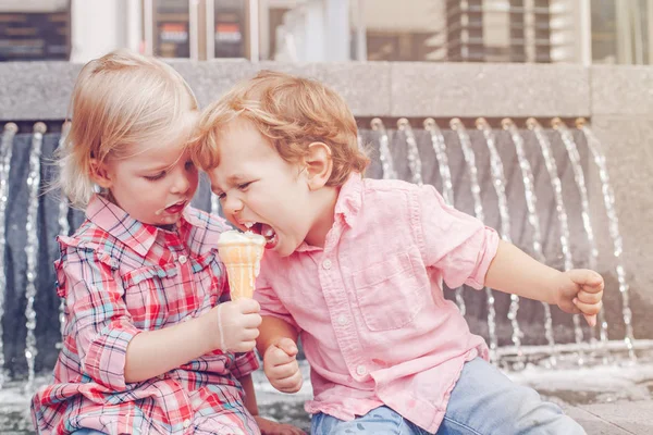 两个白种白人可爱逗人喜爱的滑稽的孩子们一起坐在一起分享冰淇淋食物的团体肖像 爱友谊的概念 永远的好朋友 — 图库照片