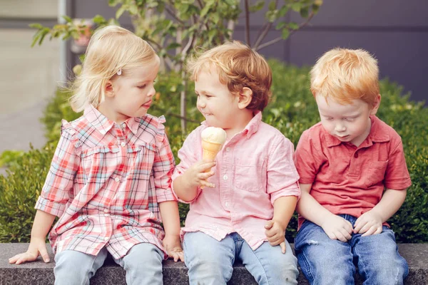 Grupporträtt Tre Vita Kaukasiska Söt Bedårande Roliga Barn Småbarn Sitter — Stockfoto