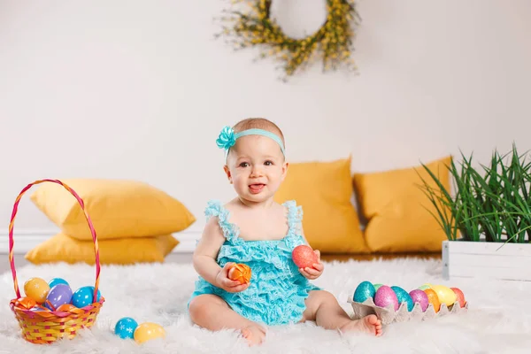 Jolie Adorable Petite Fille Blanche Barboteuse Bleue Verte Assise Sur — Photo