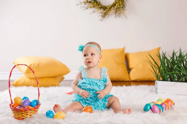Jolie Adorable Petite Fille Blanche Barboteuse Bleue Verte Assise Sur — Photo