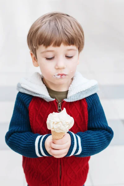귀여운 백인의 초상화 아이스크림 스웨터에 유치원 — 스톡 사진