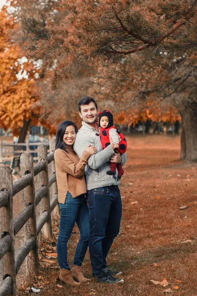 Madre China Asiática Padre Caucásico Papá Con Niña Traje Mariquita — Foto de Stock