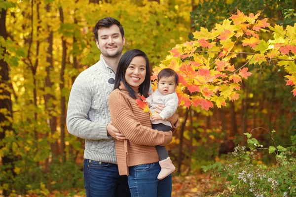 Madre China Asiática Padre Caucásico Papá Con Niña Otoño Parque — Foto de Stock