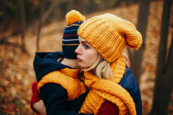 Madre Cappello Giallo Sciarpa Abbracciare Pacificante Triste Sconvolto Pianto Bambino — Foto Stock
