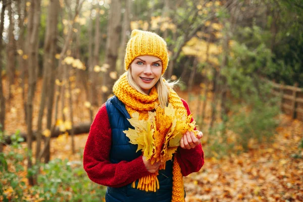 Retrato Hermosa Mujer Caucásica Feliz Sonriente Con Bufanda Amarilla Sombrero — Foto de Stock