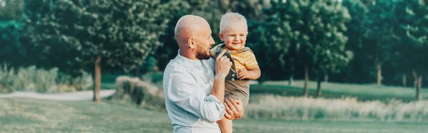 Bělošský Otec Hraje Batoletem Rodič Drží Dítě Syna Pravý Životní — Stock fotografie