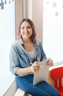 Yaşam tarzı yaratıcı hobi ve serbest sanatsal iş konsepti. Stylus 'la birlikte dokunmatik ped dijital tabletine resim çizen beyaz kadın ressam. Çizim oluşturma süreci.