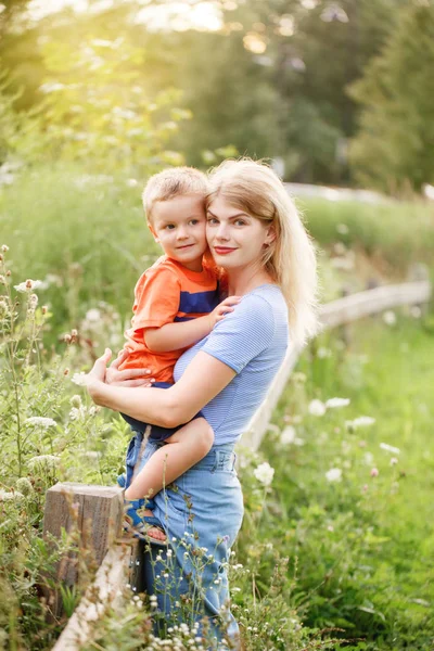 Молодая блондинка белая мать и мальчик маленький сын обнимает эмбрак — стоковое фото
