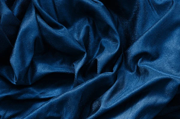 Closeup textura macro azul clássico de tecido material liso brilhante ou roupas. Toned moda 2020 fundo de cor ano com rugas e dobras. Papel de parede azul escuro monocromático pano de fundo . — Fotografia de Stock