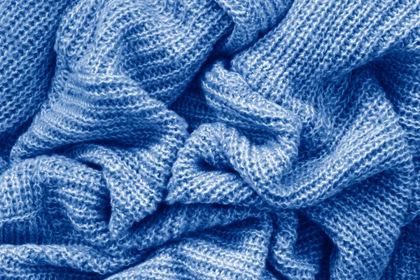 Primer plano clásico textura azul de tejido de lana de punto material o ropa. Fondo de color de moda 2020 años con arrugas y pliegues. Fondo de pantalla monocromo azul oscuro . — Foto de Stock