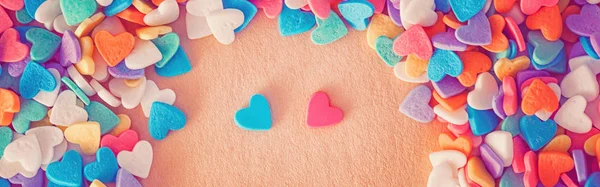 Kupa kolorowych cukierków w kształcie serca. Walentynki — Zdjęcie stockowe